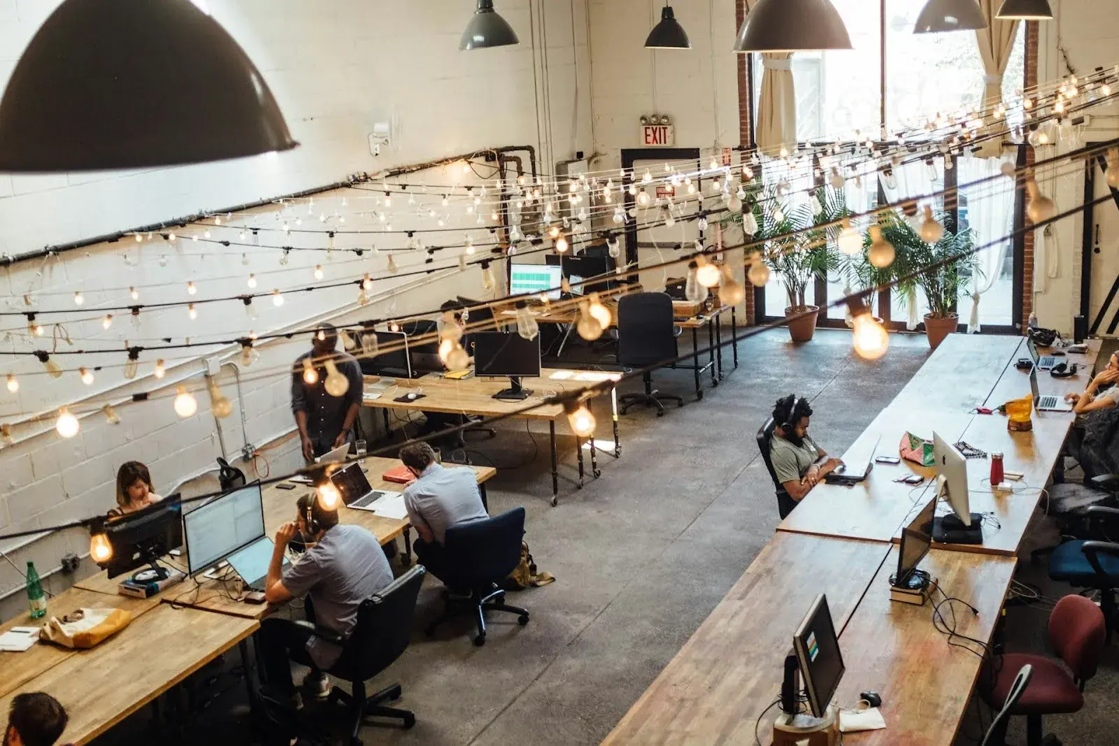 15 Hybrid Work Tips for a Thriving Workplace